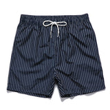 Hemd mit Palmenmuster und gestreiften Shorts zum Schwimmen