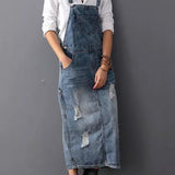 Frayla™ – Abgenutztes Jeanskleid mit Schlitz hinten