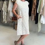Solina™ – Kleid mit Rundhalsausschnitt und wunderschönem, bauchbedeckendem Print
