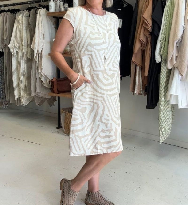 Solina™ – Kleid mit Rundhalsausschnitt und wunderschönem, bauchbedeckendem Print