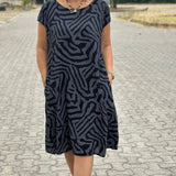 Solina™ – Kleid mit Rundhalsausschnitt und wunderschönem, bauchbedeckendem Print
