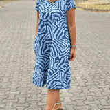 Solina™ – Kleid mit Rundhalsausschnitt und wunderschönem, bauchbedeckendem Print