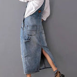 Frayla™ – Abgenutztes Jeanskleid mit Schlitz hinten