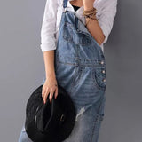 Frayla™ – Abgenutztes Jeanskleid mit Schlitz hinten