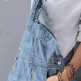 Frayla™ – Abgenutztes Jeanskleid mit Schlitz hinten