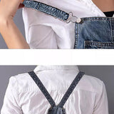 Frayla™ – Abgenutztes Jeanskleid mit Schlitz hinten