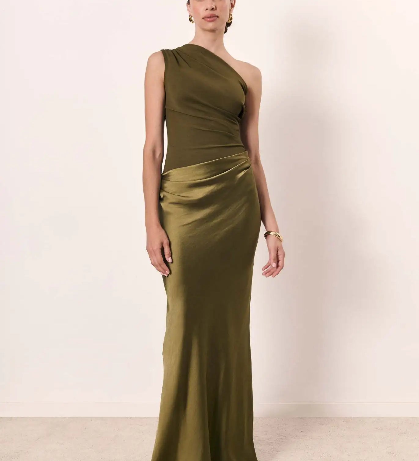 Amber™ – Ein Schulter Satin Maxikleid