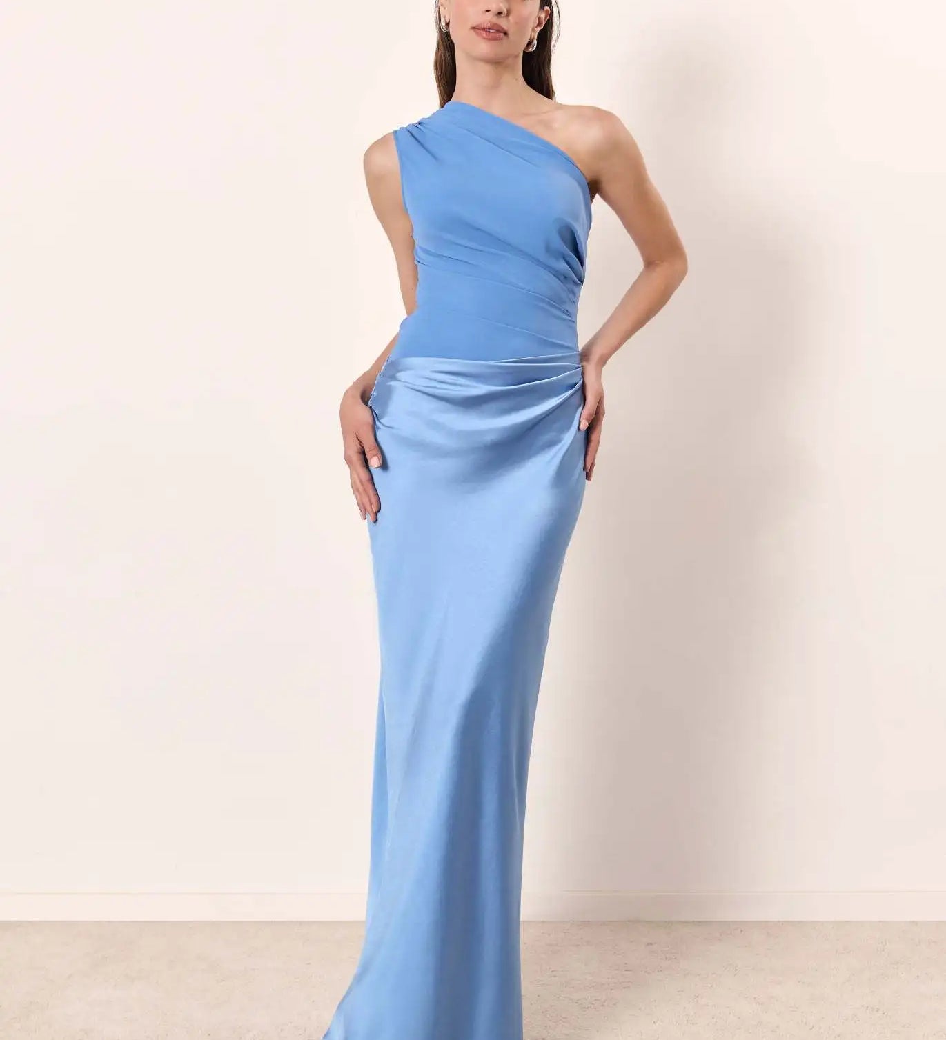 Amber™ – Ein Schulter Satin Maxikleid