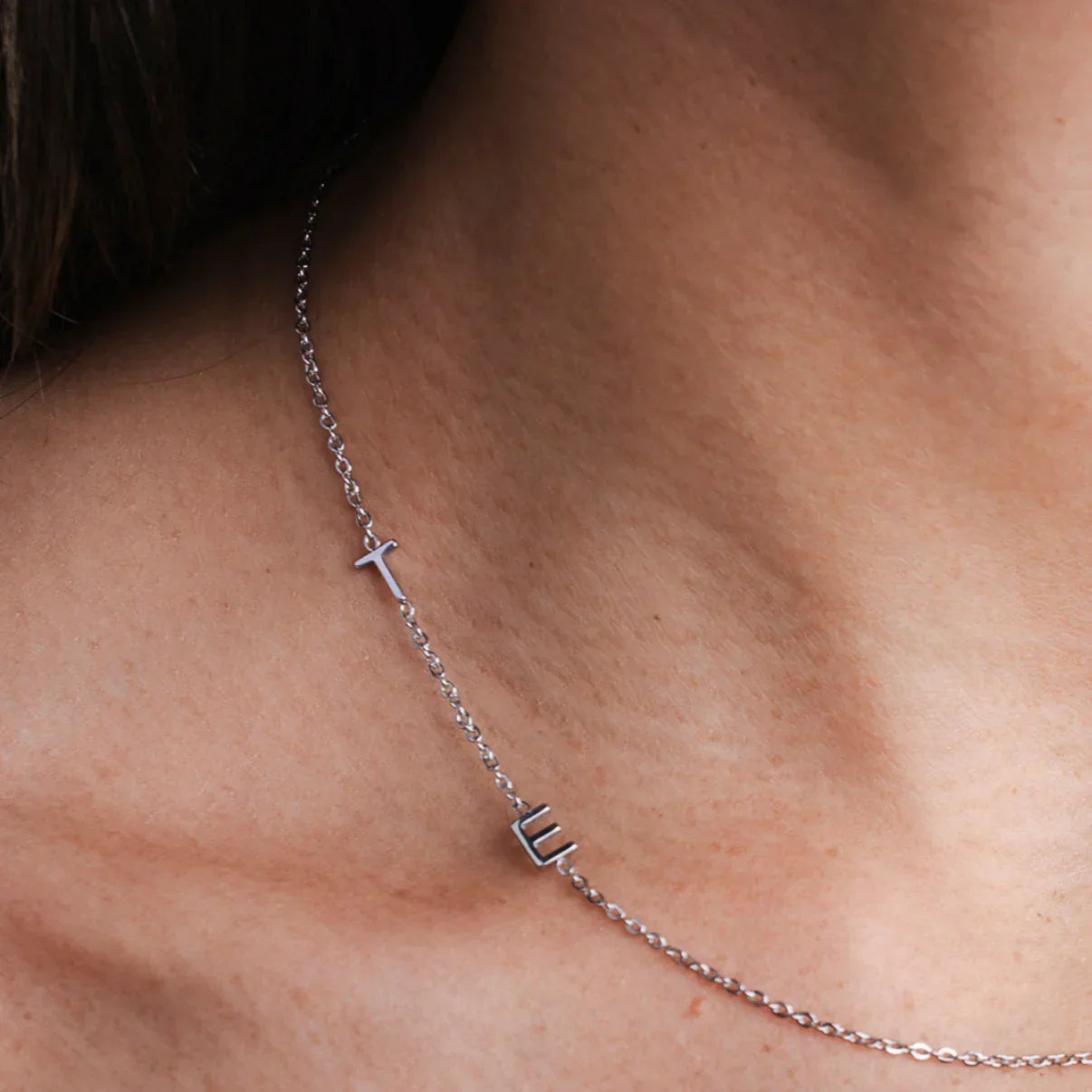 Collier personnalisé avec initiales sur le côté