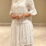 Emberly™ – Locker sitzendes Kleid mit Stickerei und Knopfleiste