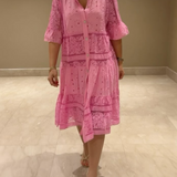 Emberly™ – Locker sitzendes Kleid mit Stickerei und Knopfleiste