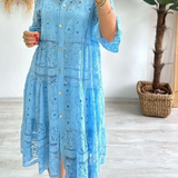 Emberly™ – Locker sitzendes Kleid mit Stickerei und Knopfleiste