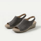 Hazel – Stille Raffinesse in zartem Grau