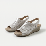 Hazel – Stille Raffinesse in zartem Grau