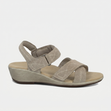 Holly – Warme Eleganz in sanftem Taupe